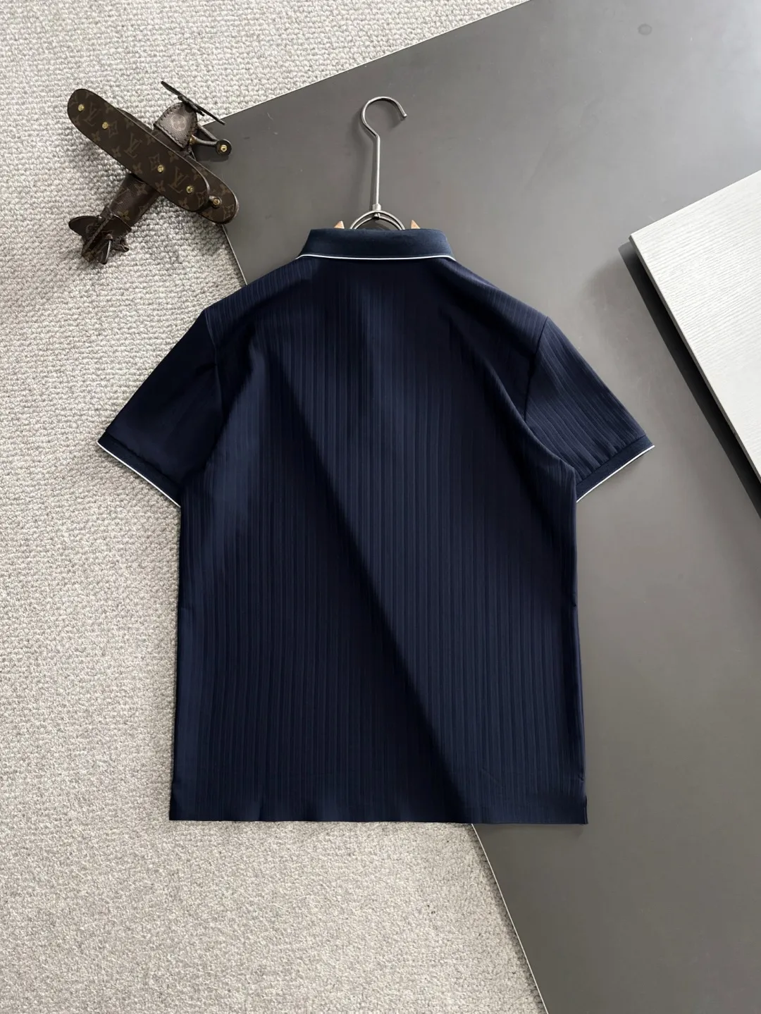 🅿️330 shipped next day, high quality Stone lsland/Stone Island 25ss spring and summer new high-definition POLO lapel T-shirt. Made with machines imported from Italy. It is truly the most luxurious and high-quality product. It is made of combed and heavyweight fabrics. High-strength and high-weight fabrics feel substantial when weighed. The upper body is also more textured than ordinary T-shirts and is not easy to deform. This texture can cope with the weather. It absorbs sweat and is breathable, suitable for both hot and cold! Perfectly produced with reference to the original stitch and stitch! The loose fit design is super noble. Custom-woven signature ribbed collar, cuffs, and hem. Really rare and rare goods Size: M-XXXL